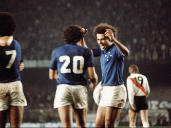 Em uma campanha emocionante, o Cruzeiro chegou à decisão da Copa Libertadores de 1976 para enfrentar o poderoso River Plate. No primeiro jogo, goleada celeste por 4 a 1 no Mineirão. Na volta, o River Plate venceu no Monumental por 2 a 1, forçando um terceiro jogo desempate. No estádio Nacional do Chile, o Cruzeiro chegou a abrir o marcador mas, sob muita catimba, o River Plate conseguiu o empate. No final da partida, Nelinho se preparava para uma cobrança de falta frontal. Joãozinho surpreendeu a todos (inclusive Nelinho) e bateu a falta com perfeição, desempatando o jogo e dando o título da primeira Libertadores do Cruzeiro. 
Foto: Arquivo jornal Estado de Minas