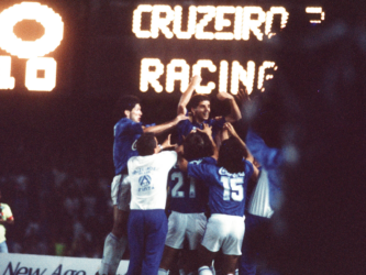 Em 1992, o Cruzeiro buscava o bicampeonato da Supercopa Libertadores. A campanha contou com uma goleada sobre o Atlético Nacional e duas classificações suadas, contra River Plate e Olímpia. Na decisão, o Cruzeiro não tomou conhecimento do Racing e goleou os argentinos por 4 a 0 no Mineirão. Mesmo com a vitória do Racing por 1 a 0 em Avellaneda, o Cruzeiro acabou sendo bicampeão de maneira incontestável da Supercopa Libertadores de 1992. 
Foto: Arquivo Cruzeiro