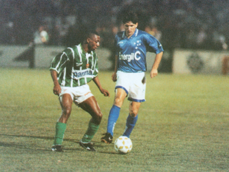 Na Copa do Brasil de 1996, o Cruzeiro já havia passado por Vasco, Corinthians e Flamengo. Mas antes de ser campeão, ainda tinha pela frente o poderoso Palmeiras, de Rivaldo, Djalminha, Luizão, Cafu e companhia. O Cruzeiro de Levir Culpi segurou o Palmeiras no Mineirão, em uma partida que terminou empatada em 1 a 1. Na volta, no Parque Antártica, o Palmeiras até abriu o marcador, mas em uma noite de gala do goleiro Dida, Roberto Gaúcho e Marcelo Ramos garantiram uma virada histórica do Cruzeiro. 
Foto: Arquivo jornal Estado de Minas