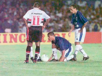 A decisão da Copa do Brasil de 200 reservou muitas emoções para o torcedor cruzeirense. São Paulo e Cruzeiro ficaram no 0 a 0 no Morumbi e o título seria decidido no Mineirão. No segundo tempo, Marcelinho Paraíba abria o marcador para a equipe são-paulina. Aos 35, Fábio Jr. empata o jogo, mas o placar ainda dava o título ao São Paulo. Aos 45 minutos do segundo tempo, cobrando falta, Geovanni vira o jogo e dá o título para o Cruzeiro de maneira emocionante! 
Foto - Paulo Filgueiras / Arquivo jornal Estado de Minas