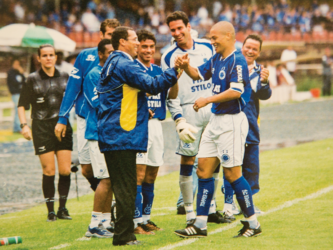 Em 2003, Vanderlei Luxemburgo montou um time para entrar na história do Cruzeiro. Sob o comando do camisa 10 Alex, o Cruzeiro venceu tudo o que era possível. Conquistou o Campeonato Mineiro de maneira incontestável. Na Copa do Brasil, não deu a menor chance para o Flamengo na decisão. No Campeonato Brasileiro, foi batendo todos os adversários. No dia 30 de novembro, contra o Paysandu, Zinho e Mota marcaram os gols que deram o título do Campeonato Brasileiro ao Cruzeiro. Estava coroado o melhor time do país na temporada, com uma campanha incontestável! 
Foto: Arquivo Cruzeiro