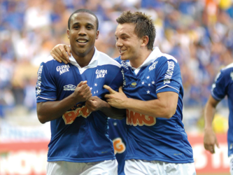 Em 2013, o Cruzeiro montou um time que mesclava jogadores em ascensão no futebol brasileiro, como Éverton Ribeiro, Ricardo Goulart e Willian, com jogadores veteranos que buscavam uma nova afirmação, como Borges, Dagoberto e Júlio Baptista. Deu certo. O Cruzeiro venceu TODOS os seus adversários no Campeonato Brasileiro. Na 34ª rodada, o Cruzeiro bateu o Vitória, em Salvador, e se tornou campeão brasileiro em 2013, com 4 rodadas de antecedência. 
Foto: Arquivo Cruzeiro