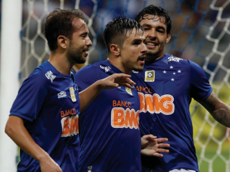 Com a base do time mantida em 2014, o Cruzeiro entrou no Campeonato Brasileiro como um dos favoritos a conquistar o título. Com o retorno de Marcelo Moreno no comando de ataque do Cruzeiro e novamente com o talento de Éverton Ribeiro e Ricardo Goulart, o Cruzeiro assumiu a liderança do campeonato na 6ª rodada e não saiu mais. Na 36ª, em um Mineirão lotado e debaixo de muita chuva, o Cruzeiro venceu o Goiás por 2 a 1 e se sagrou mais uma vez campeão brasileiro! 
Foto: Arquivo Cruzeiro